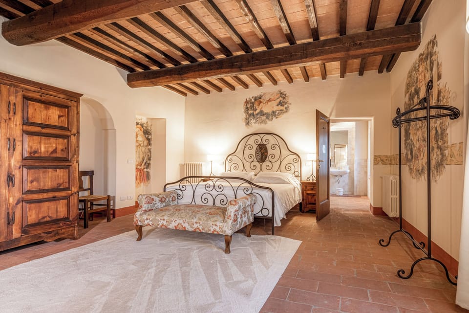 Suite | In-room safe, individually decorated, desk, free WiFi