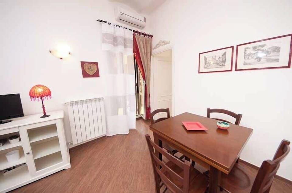 Apartment, 1 Bedroom, Garden View | Dining room