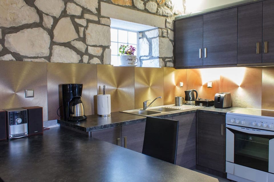 House, 2 Bedrooms, Patio, Garden View | Private kitchen