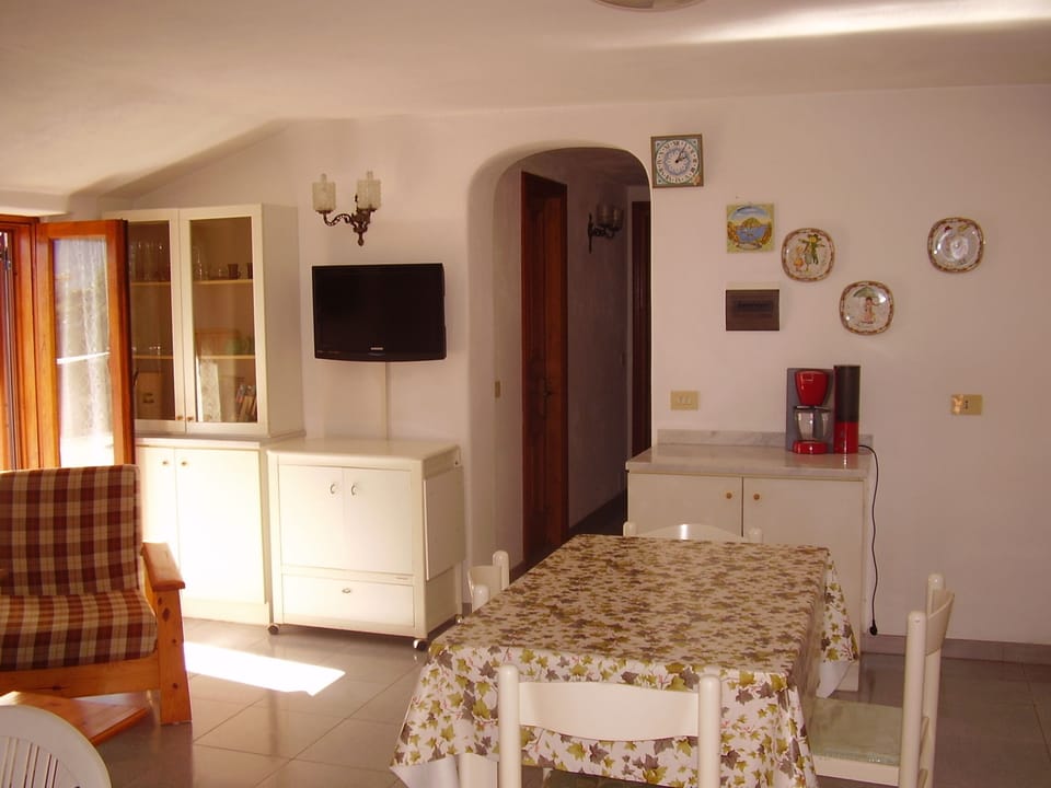 Apartment, 2 Bedrooms, Smoking, Balcony | Dining room