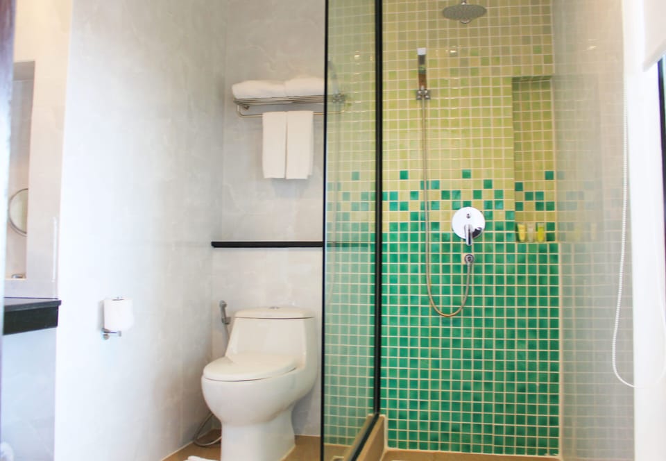 Executive Room | Bathroom | Shower, free toiletries, hair dryer, towels