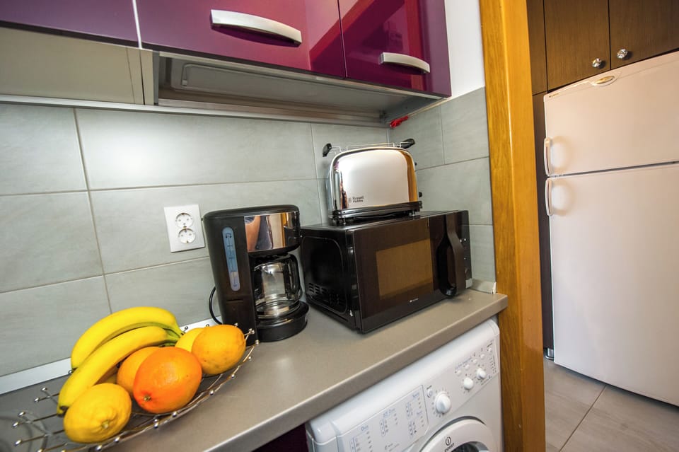 Studio, 1 Bedroom, City View | Private kitchen