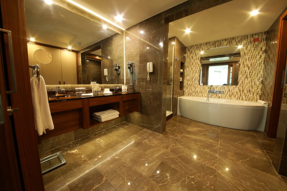 Presidential Suite, 1 King Bed, Jetted Tub, Sea Facing | Private spa tub