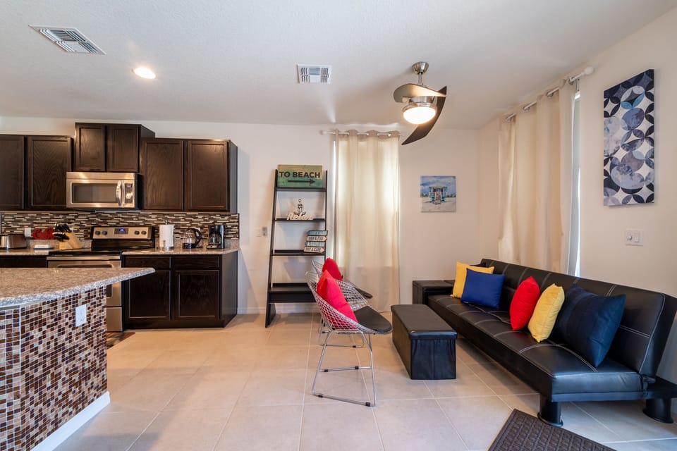Additional seating area just off the kitchen