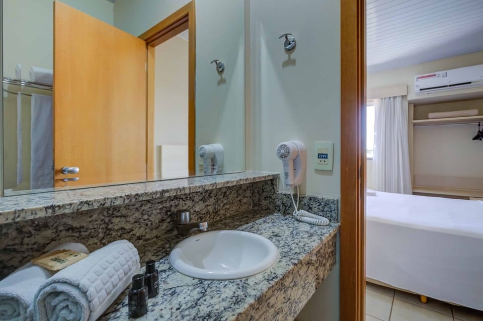 Suite Premium Duplex | Bathroom | Shower, eco-friendly toiletries, hair dryer, towels