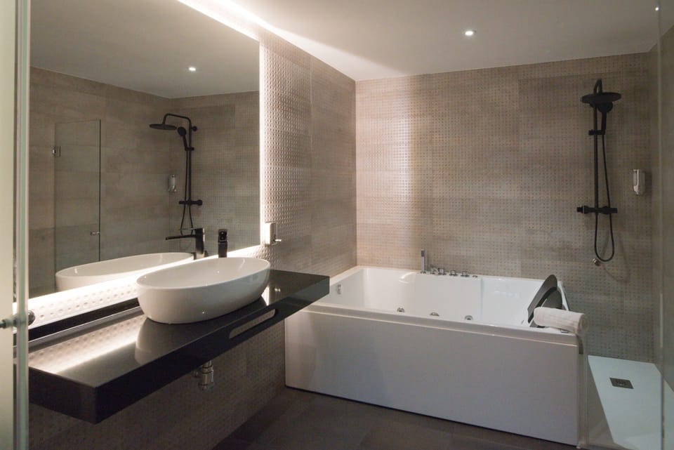 Suite | Bathroom | Shower, rainfall showerhead, hair dryer, towels
