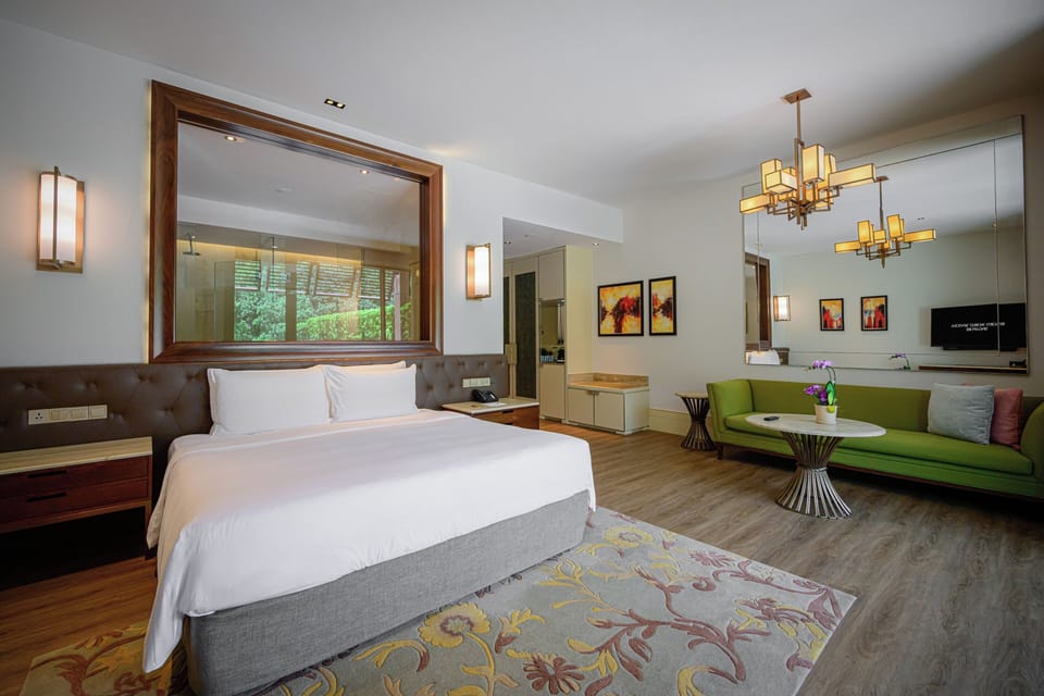 Egyptian cotton sheets, minibar (free items), in-room safe, desk