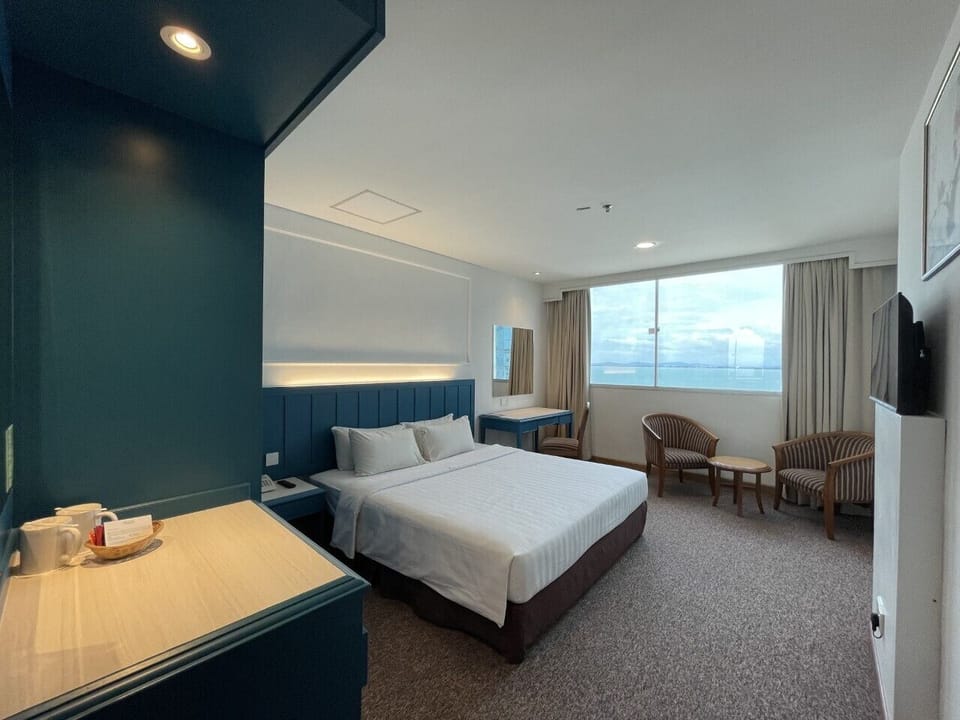 Superior Premier King Room | Minibar, free WiFi, bed sheets, wheelchair access