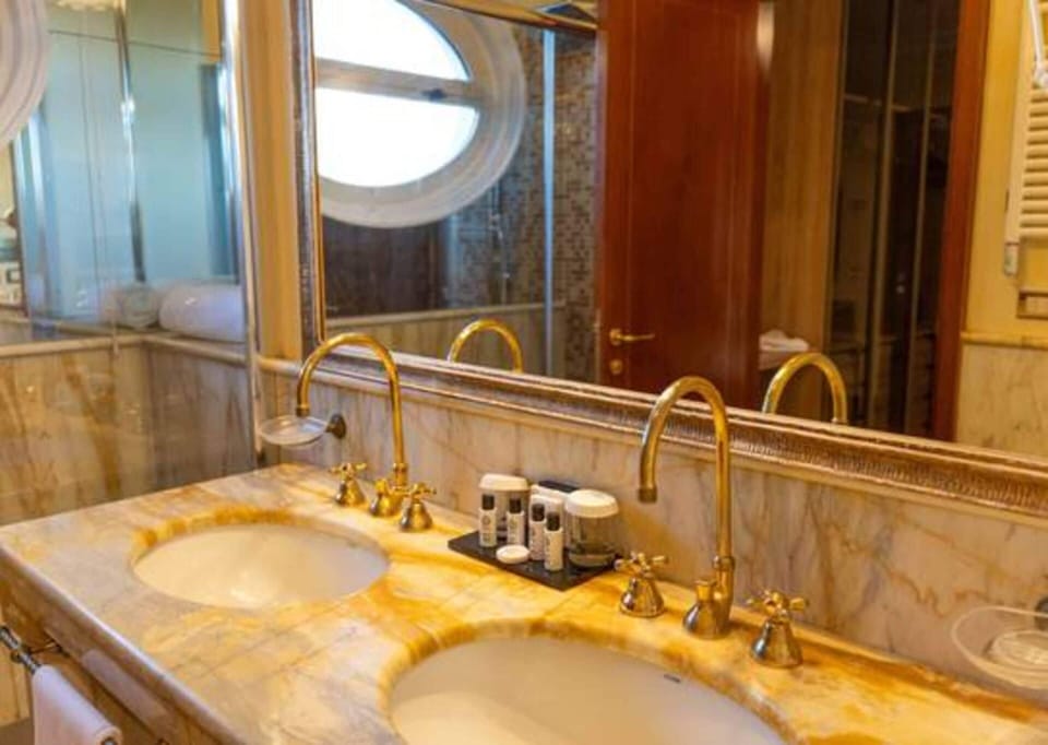 Romantic Suite, Terrace | Bathroom | Free toiletries, hair dryer, bathrobes, bidet