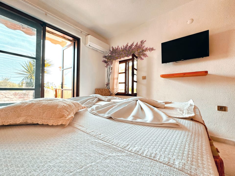 Deluxe Double Room, Sea View, Garden Area | Hypo-allergenic bedding available, minibar, desk, soundproofing