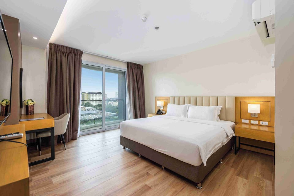 Deluxe Room, 1 King Bed | Minibar, in-room safe, desk, free WiFi