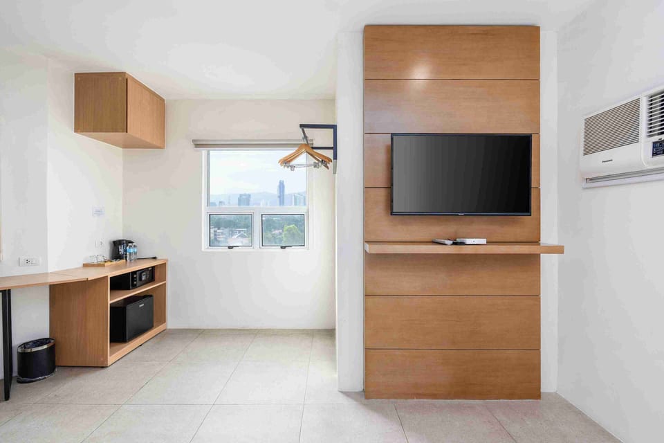 Standard Queen Room | Minibar, in-room safe, desk, free WiFi