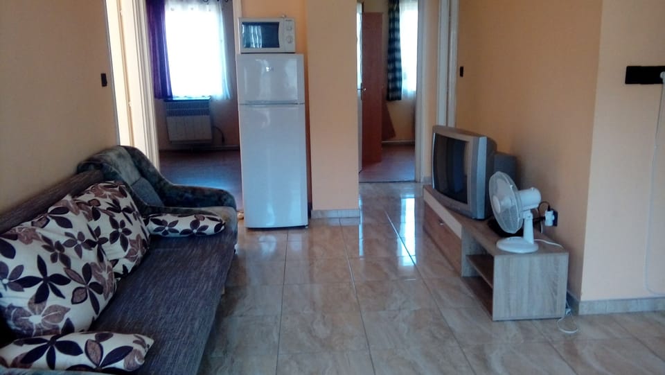 Apartment, 4 Bedrooms, Smoking, Balcony | Floor plan