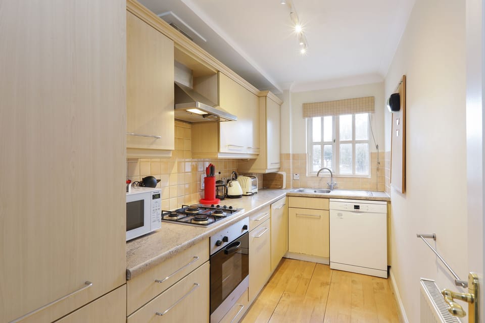 Apartment (2 Bedrooms) | Private kitchen | Fridge, microwave, oven, electric kettle