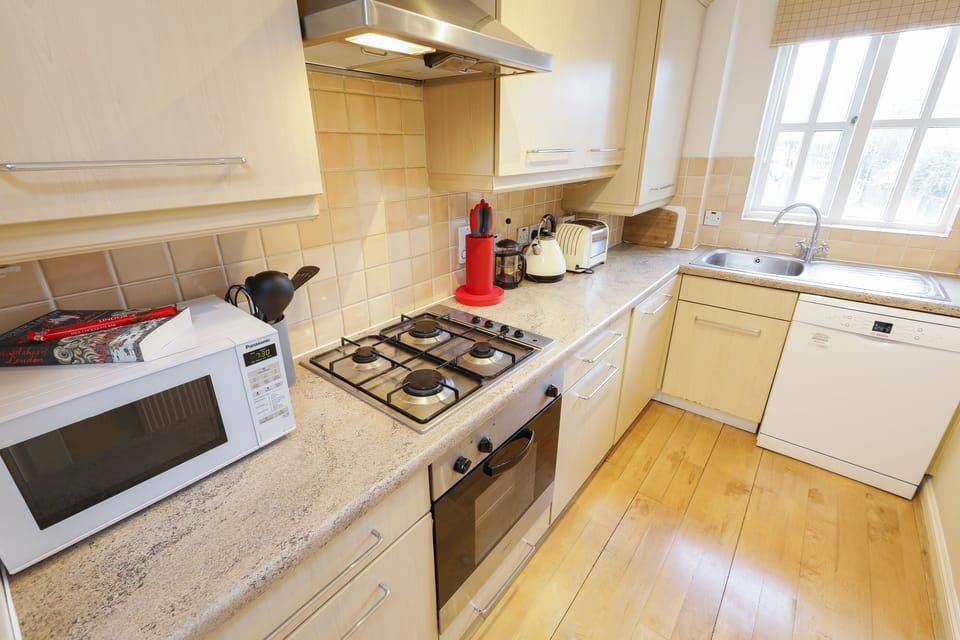 Apartment (2 Bedrooms) | Private kitchen | Fridge, microwave, oven, electric kettle