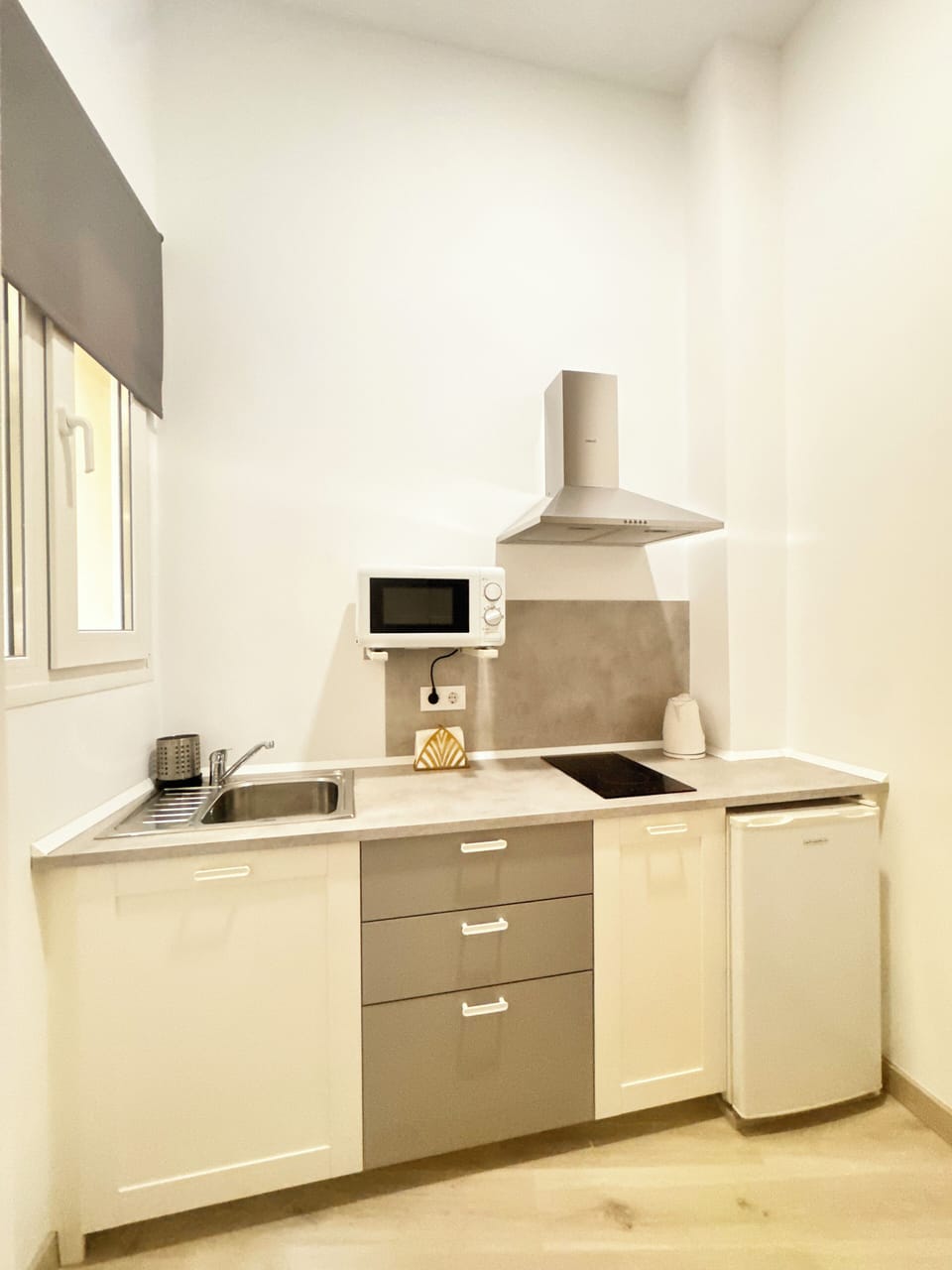 Comfort Loft | Private kitchen | Mini-fridge, microwave, coffee/tea maker, electric kettle