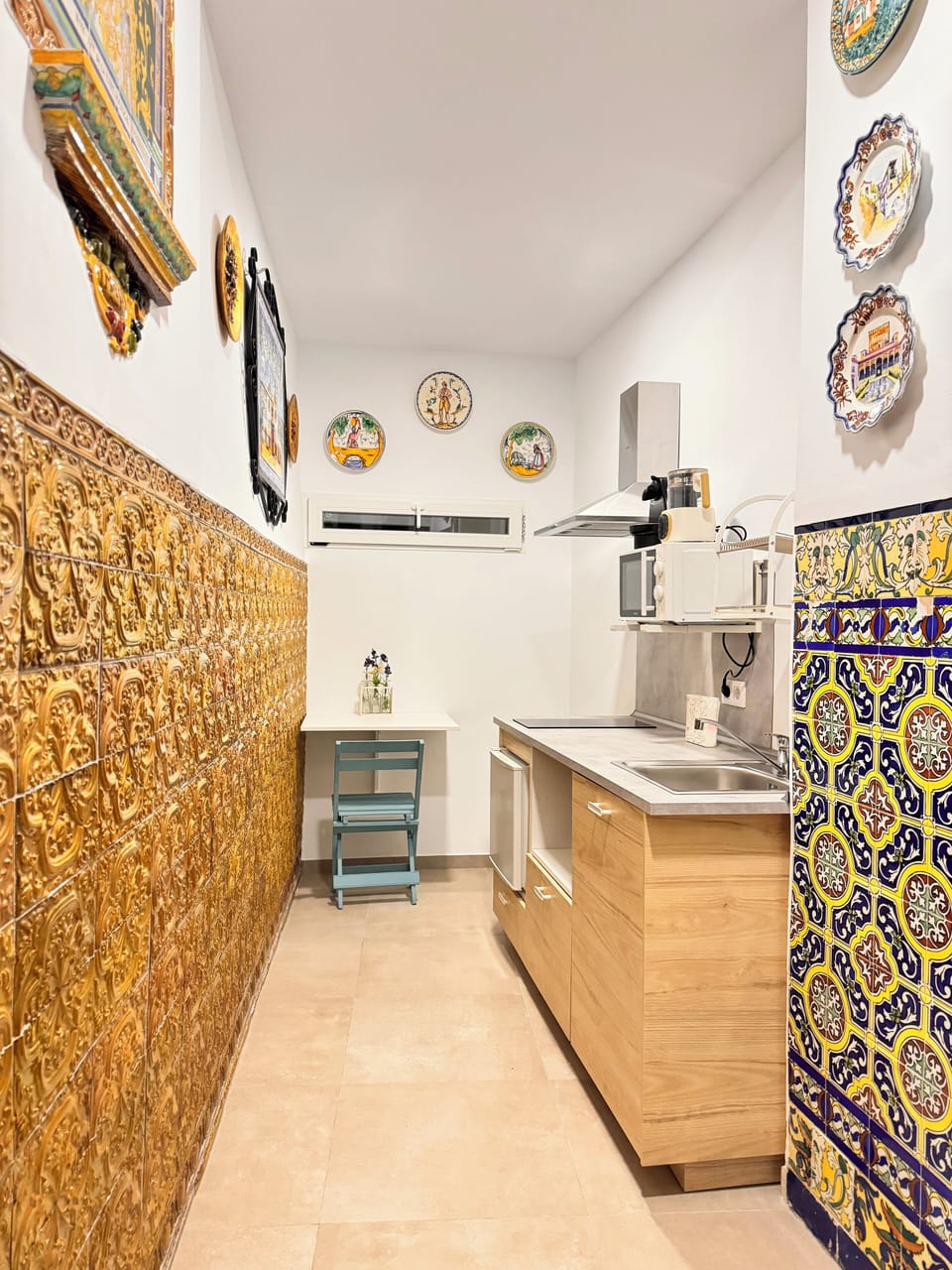 Traditional Apartment | Private kitchen | Mini-fridge, microwave, coffee/tea maker, electric kettle