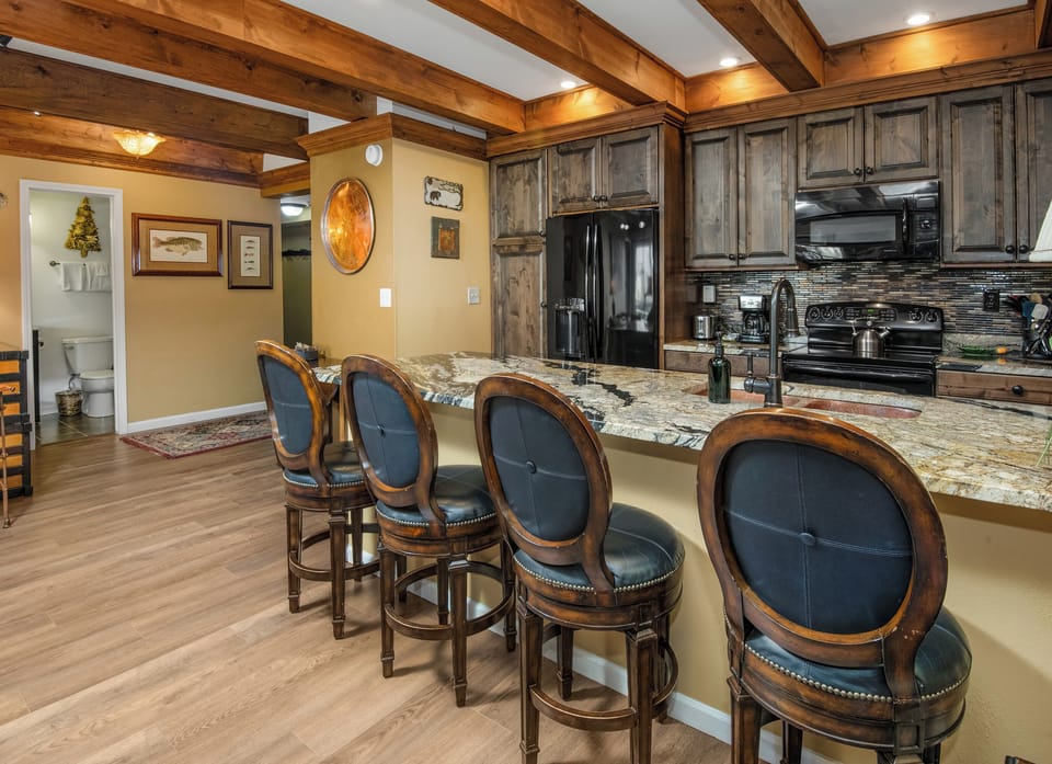Breakfast Bar/ Dining Area - Breakfast Bar/ Dining Area