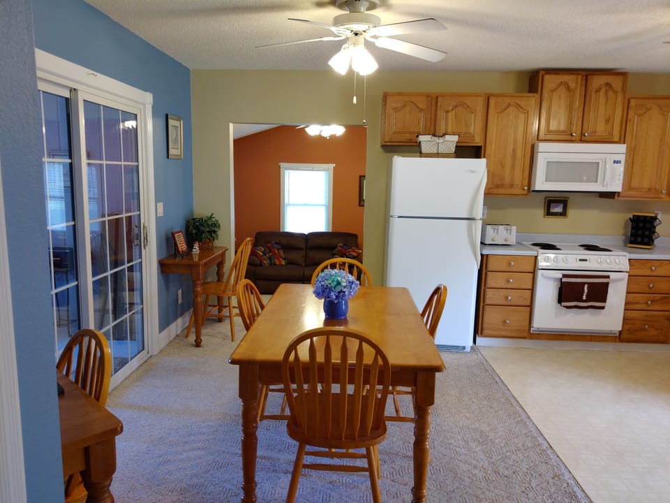picture from side of dinning area 