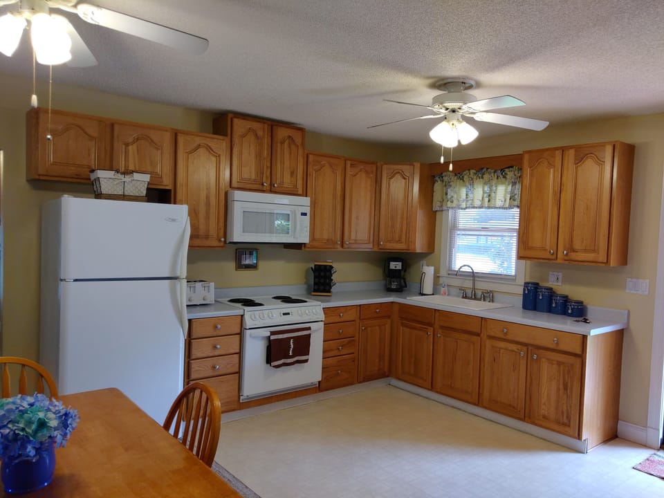 picture of kitchen, NO dishwasher but there is a washer and dryer in the home