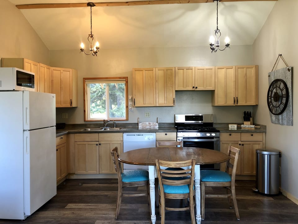 Fully equipped eat-in kitchen