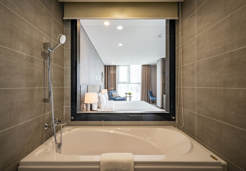 Deluxe King Room | Deep soaking bathtub