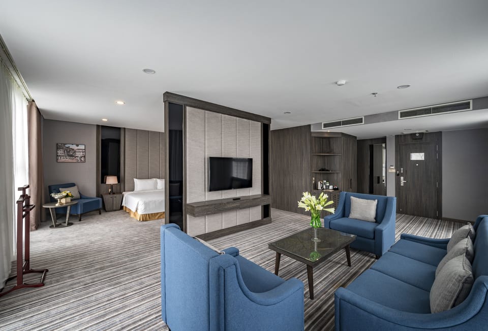 Executive Suite | Premium bedding, minibar, in-room safe, desk