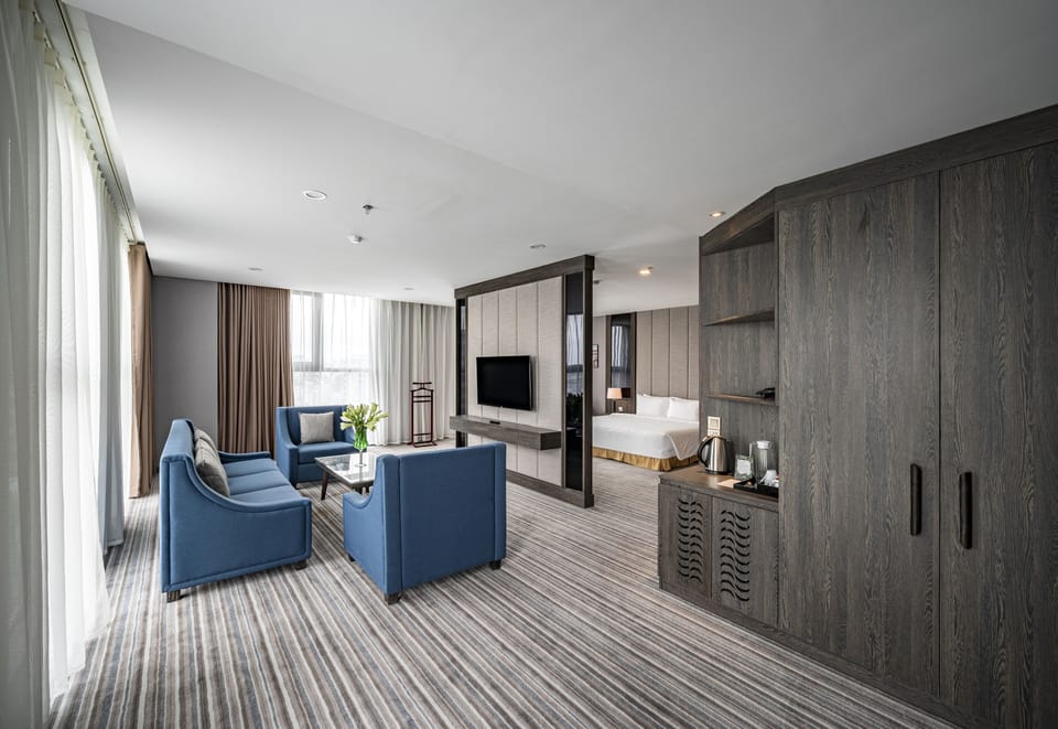Executive Suite | Living area | Smart TV