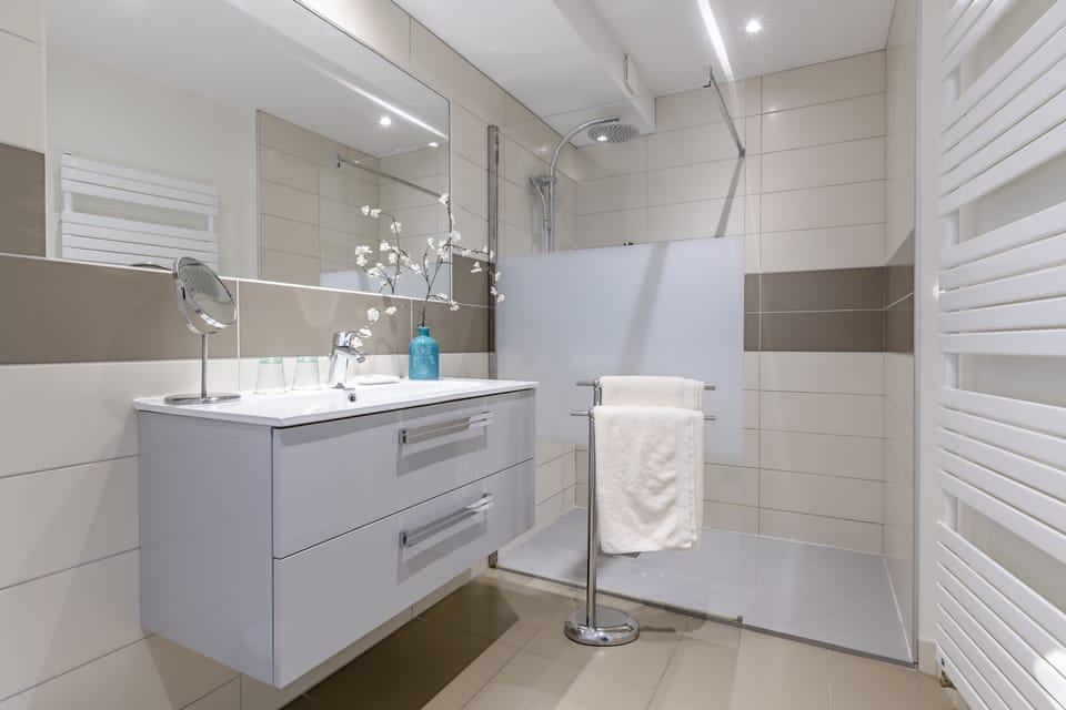 Superior Double Room (With Shower) | Bathroom | Designer toiletries, hair dryer, bathrobes, towels