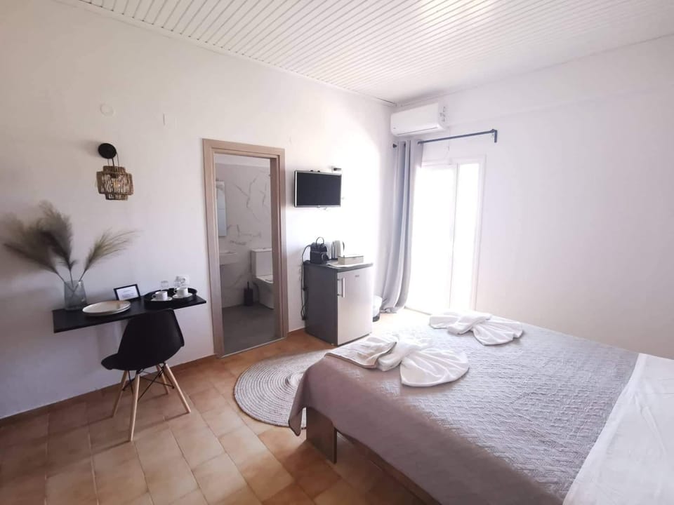 Double Room, Garden View | In-room safe, iron/ironing board, free WiFi, bed sheets