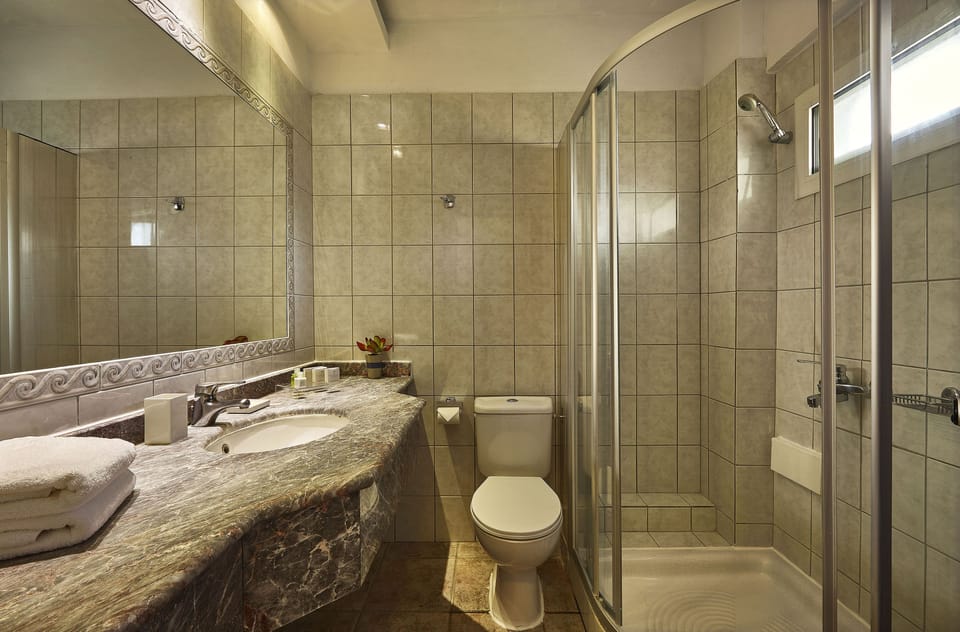 Classic Double Room, Sea View (Front) | Bathroom | Spring water tub, rainfall showerhead, free toiletries, hair dryer