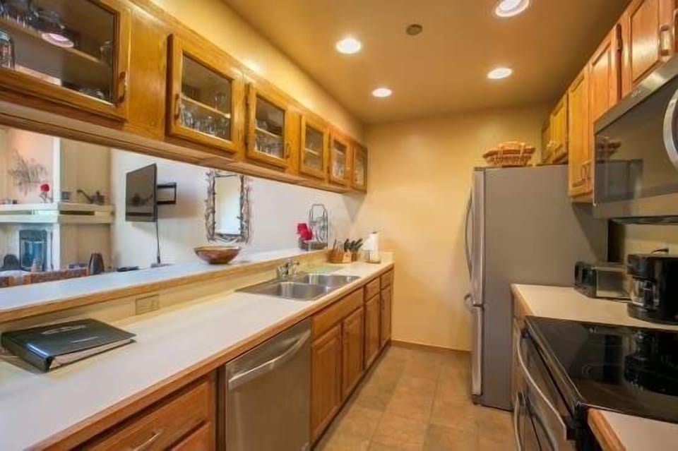 Apartment, 2 Bedrooms | Private kitchen | Fridge, oven, coffee/tea maker, toaster