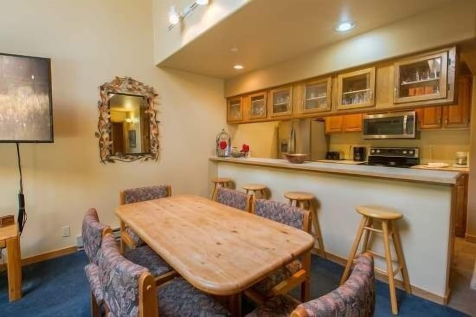 Apartment, 2 Bedrooms | Private kitchen | Fridge, oven, coffee/tea maker, toaster