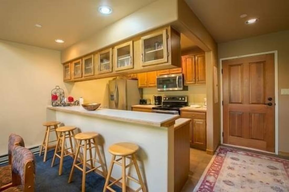 Apartment, 2 Bedrooms | Private kitchen | Fridge, oven, coffee/tea maker, toaster