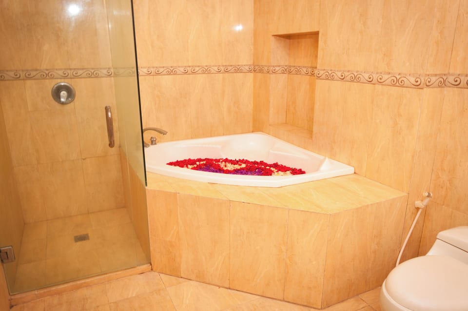 Deluxe Room, 1 Bedroom | Bathroom | Free toiletries, towels