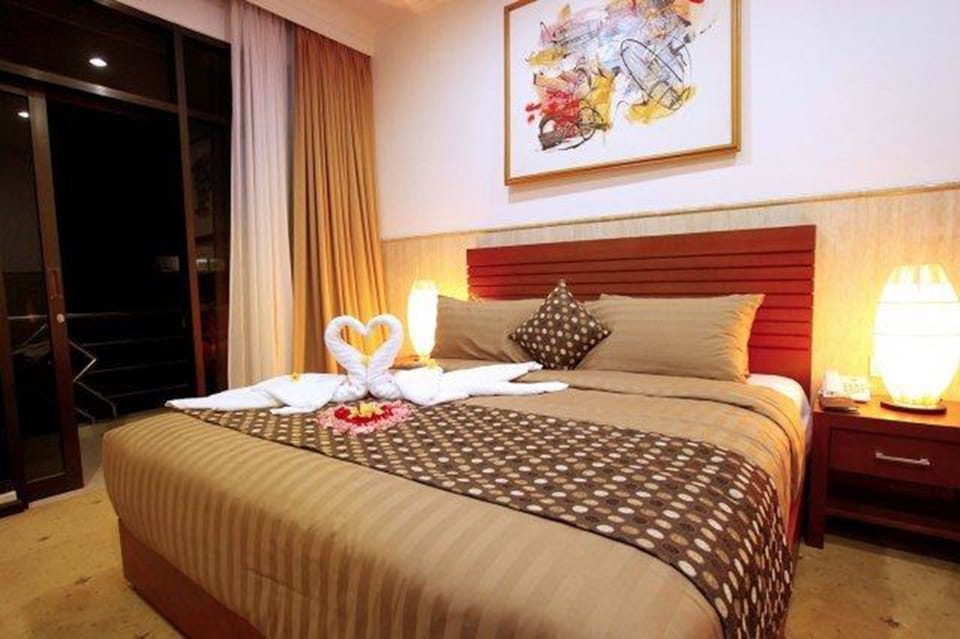In-room safe, desk, soundproofing, free WiFi