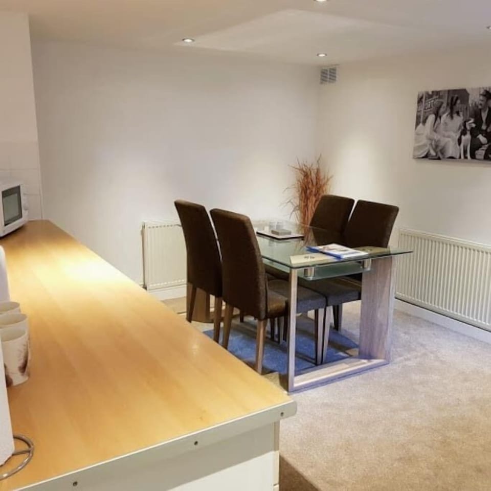 Fully-equipped kitchen &amp; dining for 6 people