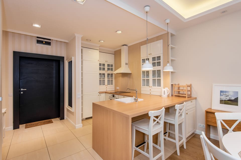 Deluxe Apartment | Private kitchen | Stovetop, cookware/dishes/utensils