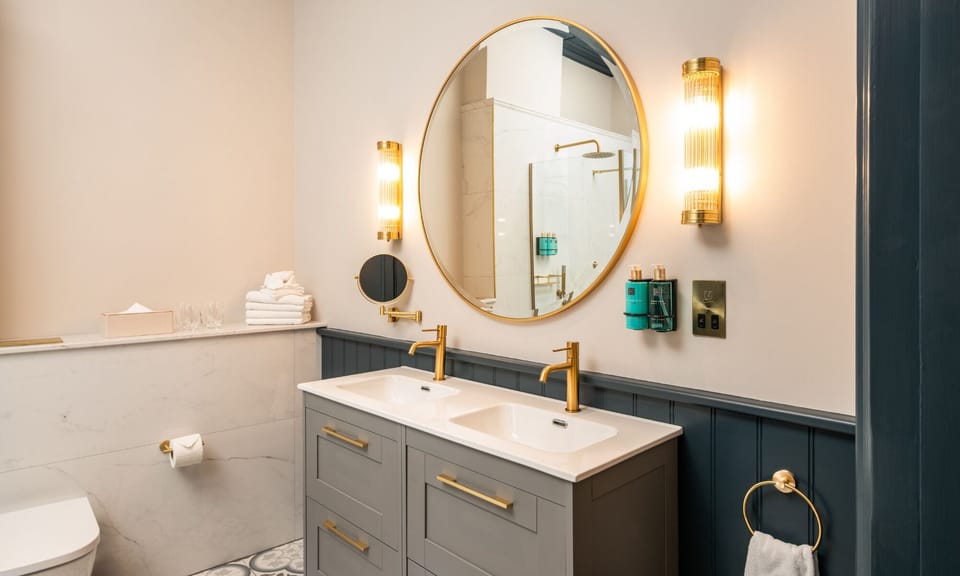 Georgian Family Suite | Bathroom | Free toiletries, hair dryer, towels
