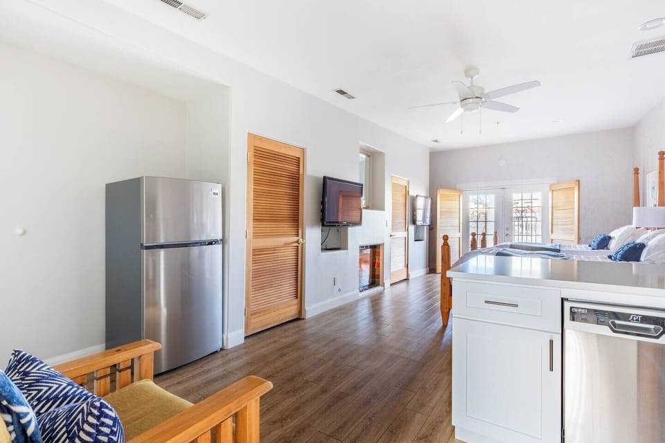 Full Kitchen, Two Queen Beds