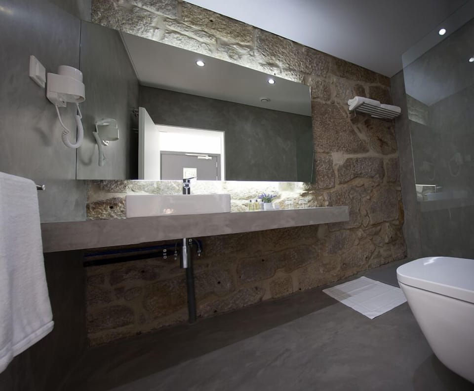 Deluxe Double Room | Bathroom | Shower, rainfall showerhead, designer toiletries, hair dryer