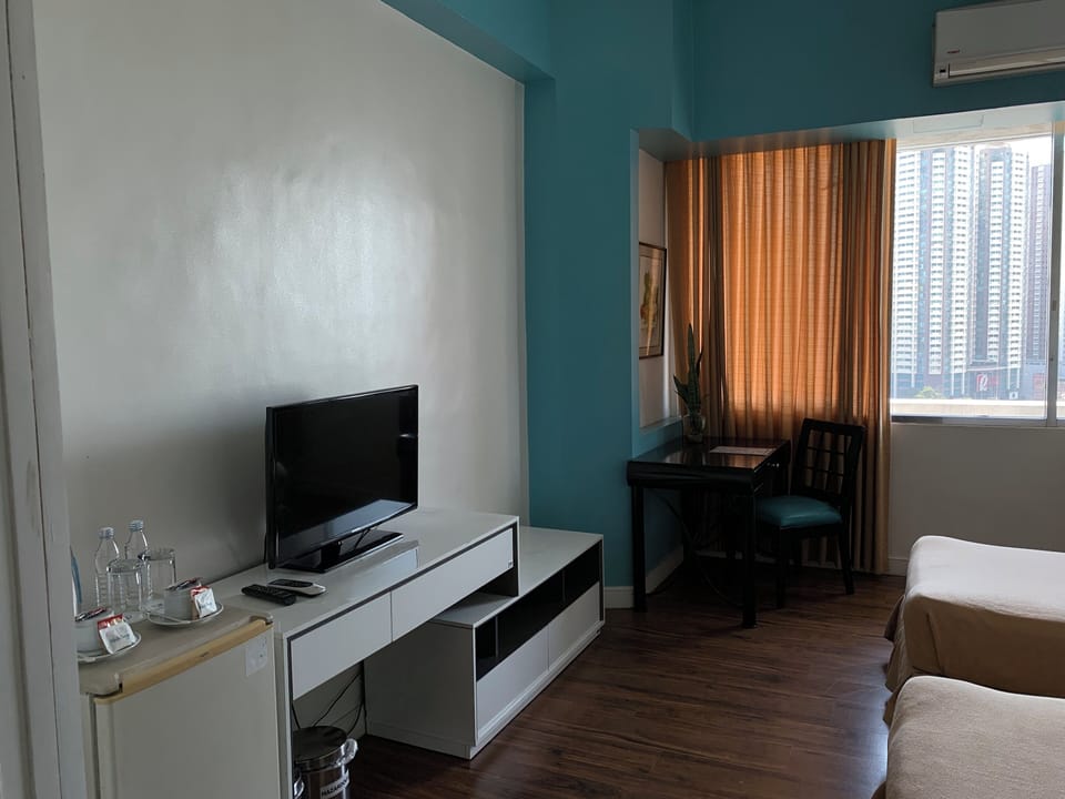 Superior Twin Room | In-room safe, desk, laptop workspace, blackout drapes
