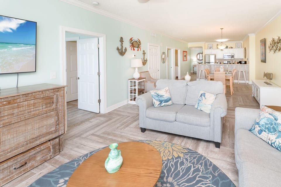 spacious, light and just right for up to 8 people to enjoy