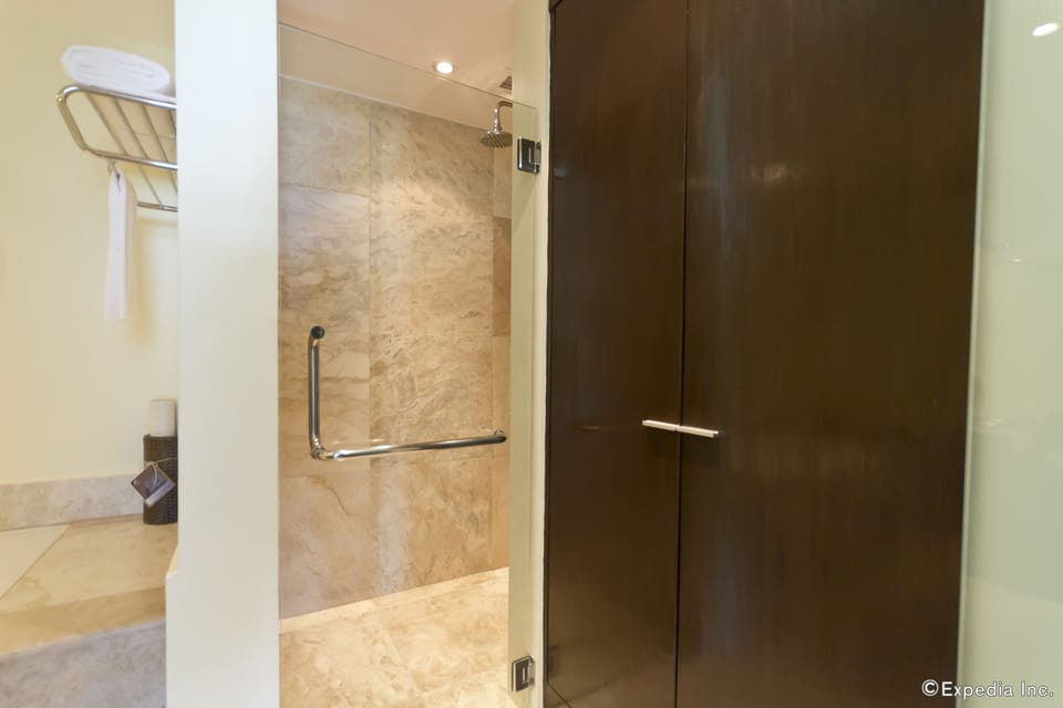 Executive Suite | Bathroom shower