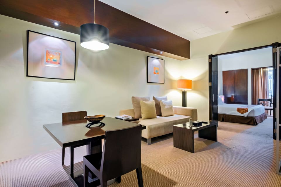 Junior Suite | Living area | 32-inch flat-screen TV with cable channels, TV