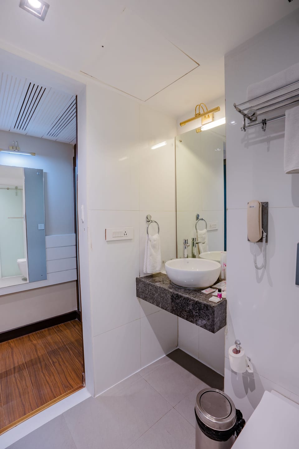 Suite | Bathroom | Shower, hair dryer, bathrobes, slippers