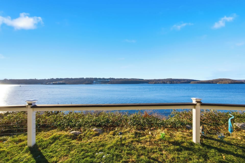 View of the Thames River from lower grounds