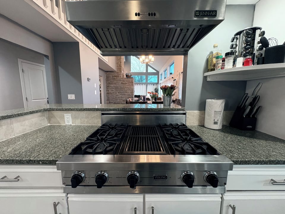 Kitchen: gas cooktop