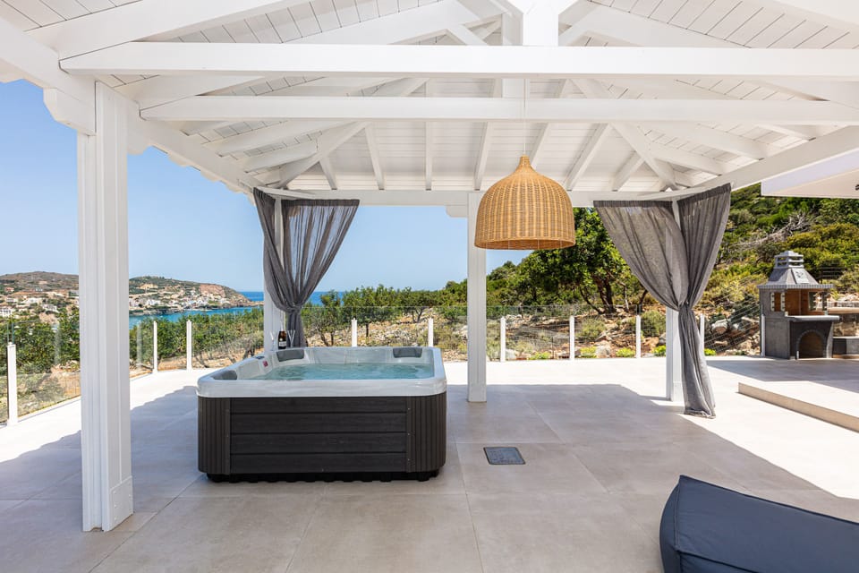 Exquisite details. Five seater Spa Whirlpool!