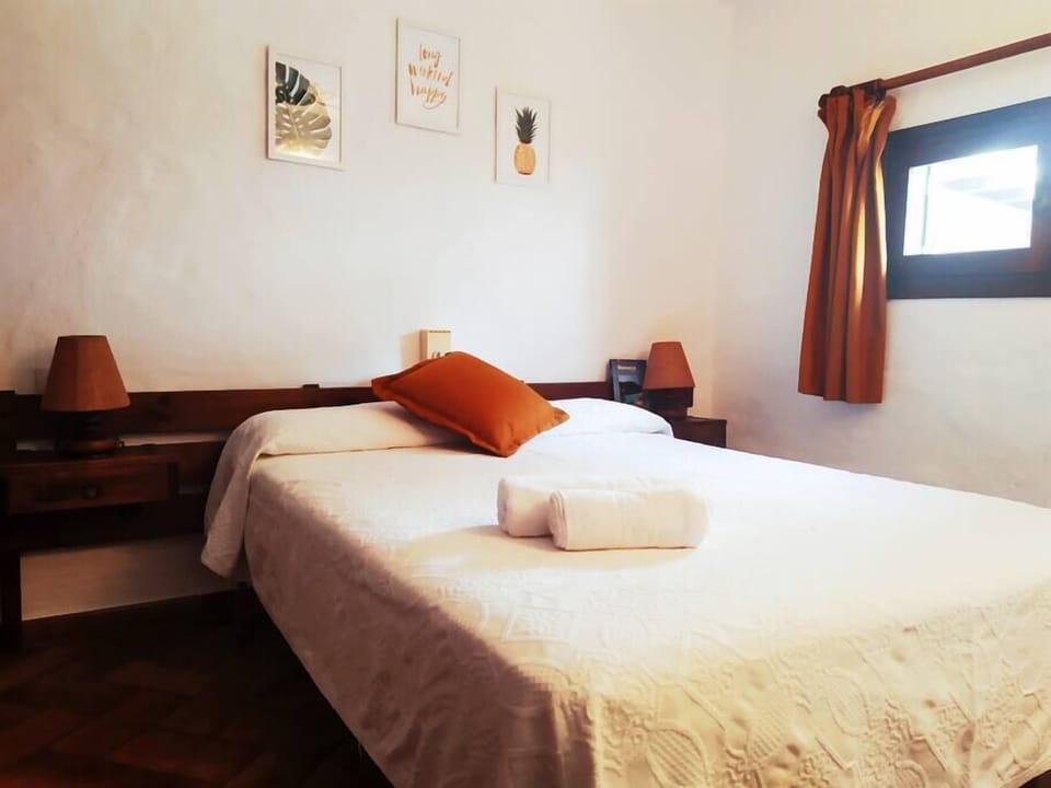 Dormitorio con cama de matrimonio